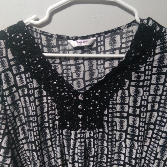 Tanjay womens plus size black and white print top. 3/4 sleeves. Size 2X - Picture 3 of 5